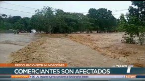 Residentes y comerciantes en Utivé afectados por inundaciones