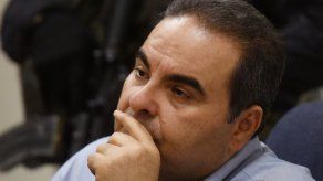 Una corte de El Salvador levanta embargo a radios de expresidente Saca