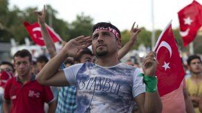 Cazas turcos patrullan desde el aire tras golpe fallido