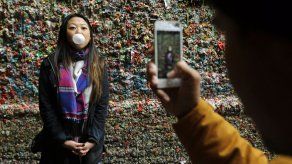 Retiran hasta 1 millón chicles de famoso muro en Seattle