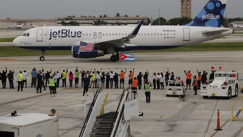 Aterriza en suelo cubano el primer vuelo regular con EEUU desde 1961