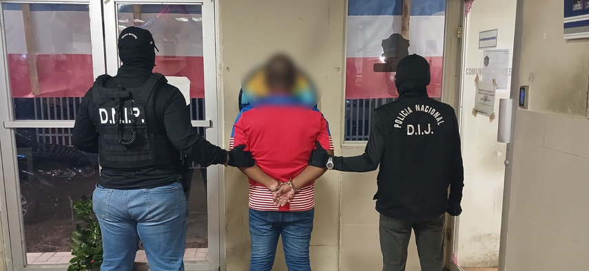 Autoridades aprehenden a hombre tras el decomiso de contenido pornográfico.