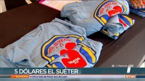 Venta de suéteres para la tanda juvenil de la Teletón en la entrada de Medcom