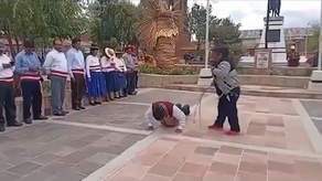 Castigan a latigazos a subprefecto en Perú.