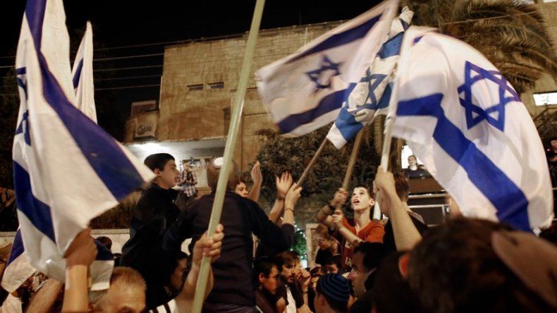 Miles de extremistas de derechas protestan ante residencia de Netanyahu