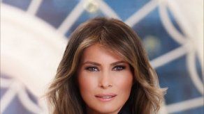 Casa Blanca divulga primer retrato oficial de Melania Trump como primera dama