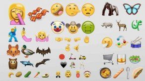 Embarazada y mano tomándose selfie entre nuevos emoticones