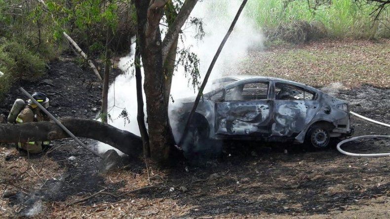 Vehículo se sale de la vía y se incendia en el Corredor Sur