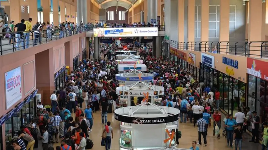 Terminal de Transporte de Albrook. Durante los días libres, las personas aprovechan para viajar o pasear por la ciudad de Panamá