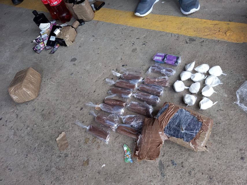 La presunta droga fue ubicada a bordo del auto en el que se transportaba la unidad policial.