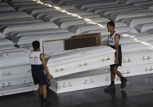 Filipinas envía ataúdes a zonas afectadas por inundaciones