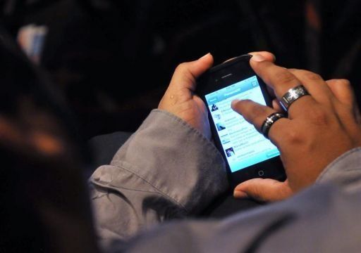 Expulsan de avión a 100 estudiantes por no sentarse y usar celulares