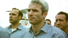 Presentan tomas de McCain al salir de cárcel de Vietnam