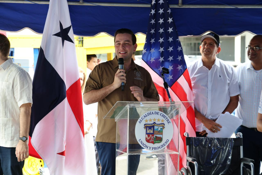 Embajador de EE.UU. dona equipo médico en Azuero