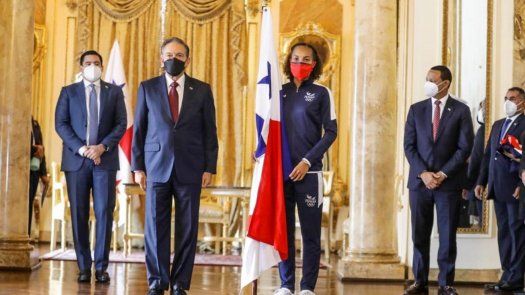Nathalee Aranda fue la encargada de recibir el Pabellón Nacional en nombre de la delegación panameña que irá a Tokio.