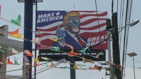 Trump aparece en un anuncio espectacular en México como un extraterrestre