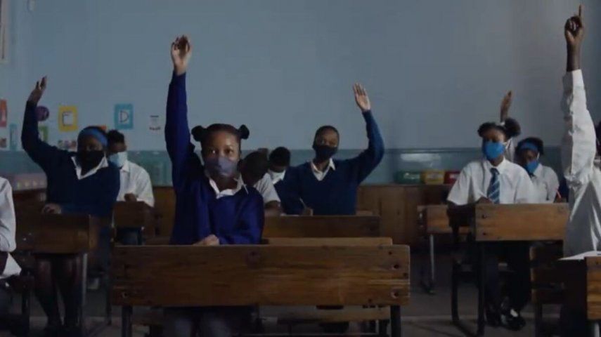767 millones de mujeres jóvenes y niñas se han visto afectada por los cierres de escuelas.