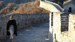 Melania Trump visita en Pekín los osos panda y la Gran Muralla