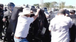 Enfrentamiento entre productores de arroz y policías durante protesta en Divisa Enfrentamiento entre productores de arroz y policías durante protesta en Divisa