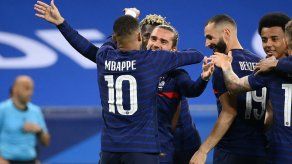 Benzema falla un penal en su regreso a la selección.