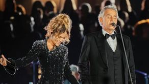 Karol G y Andrea Bocelli cantan por la fraternidad en un memorable concierto en el Vaticano.