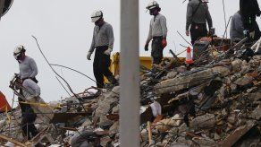 Los equipos de búsqueda y rescate buscan posibles sobrevivientes y recuperan restos en el edificio de condominios Champlain Towers South de 12 pisos parcialmente derrumbado el 30 de junio de 2021 en Surfside, Florida.