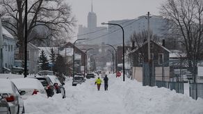 La monstruosa tormenta que mató a decenas de personas en los Estados Unidos durante el fin de semana de Navidad continuó causando miseria en el estado de Nueva York.