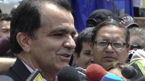 Zuluaga reconoce derrota y felicita al presidente Santos