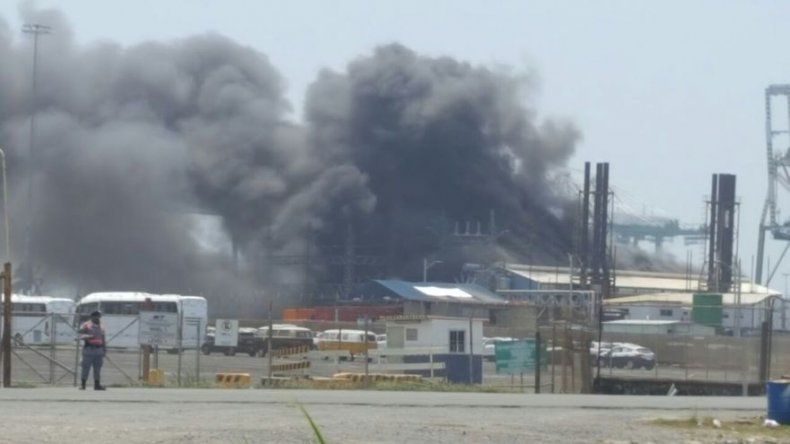 Bomberos controlan incendio registrado en puerto de Manzanillo
