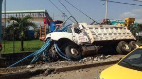 Volquete impacta contra poste de luz en Las Mañanitas