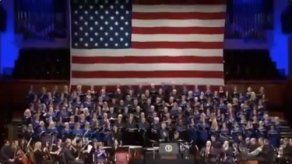 Trump tuitea el Día de la Independencia un video de un coro cantando su eslogan