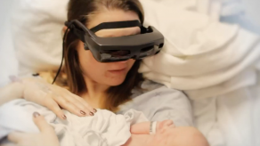 Video que muestra a madre ciega viendo a su bebé recién nacido se torna viral