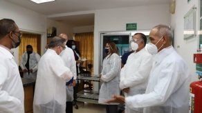 El titular del MIDA, Augusto Valderrama y el agregado agrícola de la Embajada de EEUU en Panamá, Peter Olson, efectuaron un recorrido por el laboratorio. El titular del MIDA, Augusto Valderrama y el agregado agrícola de la Embajada de EEUU en Panamá, Peter Olson, efectuaron un recorrido por el laboratorio.