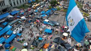 Maestros siguen con plantón por tercer día consecutivo en Guatemala