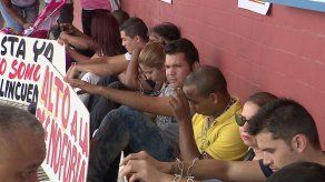 Extranjeros se encadenan en la Defensoría del Pueblo por permisos de residencia