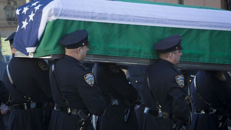 Lloran a policía hispano asesinado en Nueva York