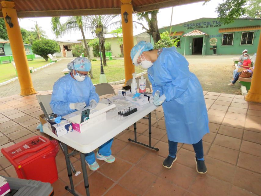 Personal de salud aplica pruebas para detectar covid-19.