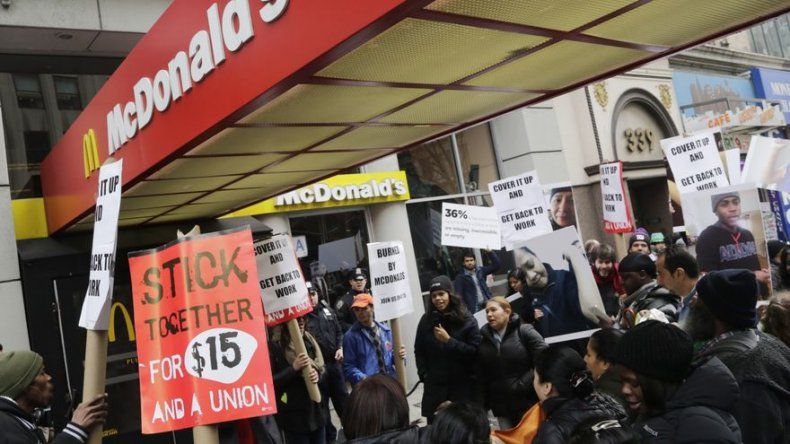 Empleados de comida rápida preparan movilizaciones en EEUU