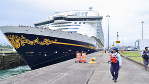 Disney Adventure, cruza el Canal de Panamá