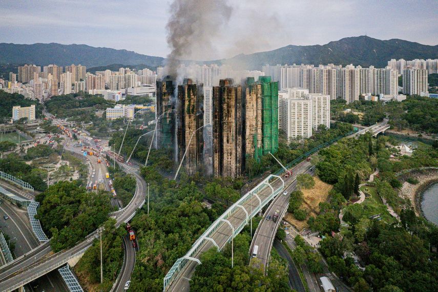 El humo se eleva en el distrito de Tai Po de Hong Kong.