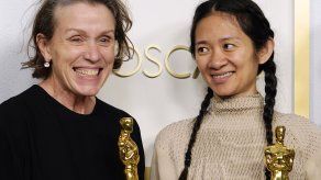 Frances McDormand y Chloe Zhao, ganadoras de Mejor Película por Nomadland.