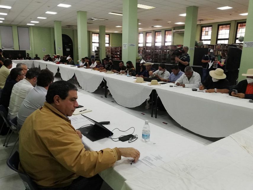 Estas agrupaciones llevan más de una semana protestando a nivel nacional por el alto costo del combustible