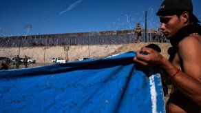 La desilusión invade la caravana migrante tras intento frustrado de cruzar a EEUU