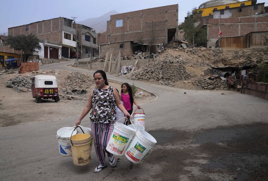 Niebla, bendición y maldición para miles sin agua en Lima