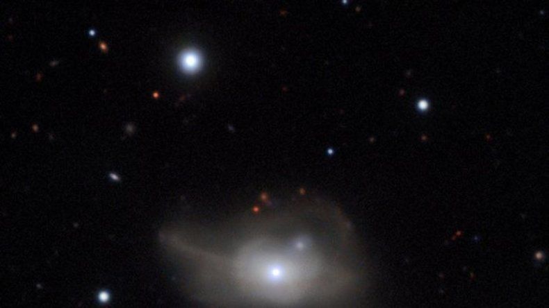 Astrónomos descubren un agujero negro que arrastra una galaxia a la oscuridad