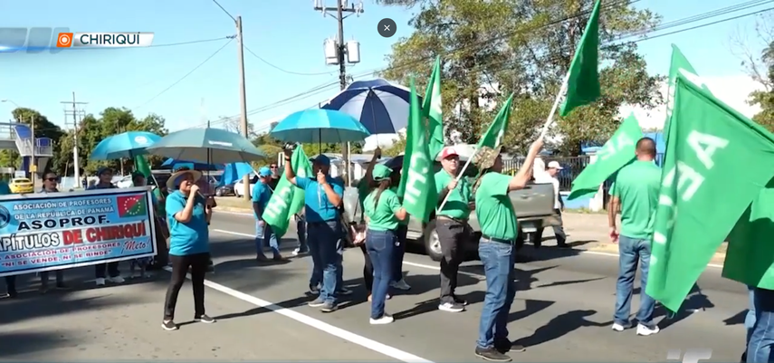 Padres de familia exigen el pago de la beca PASE-U.