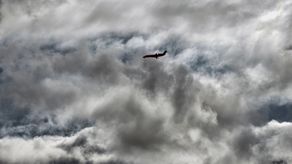 La última de una serie de tormentas violentas azotó el sur de California con fuertes lluvias y viento que inundó calles y derribó líneas eléctricas el sábado por la noche.