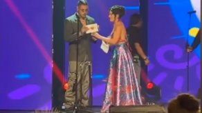 Boza se luce como presentador en Premios Nuestra Tierra en Colombia