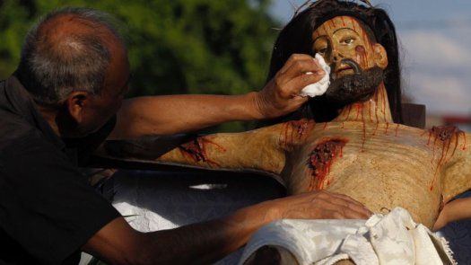 Bañan imágenes de Cristo en Jalisco para celebración de Semana Santa