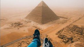 Detenido por escalar hasta la cima de la gran pirámide de Guiza